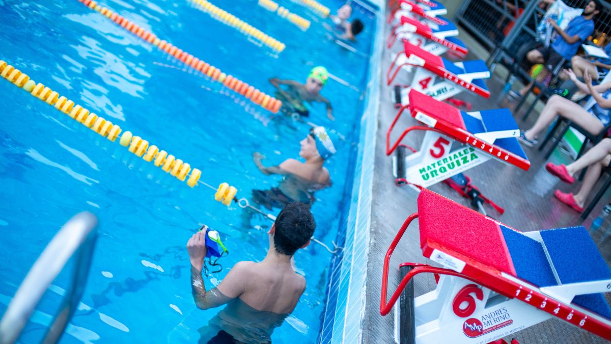 Nadadores de todas las categorías de clubes locales, del país y Sudamérica estarán compitiendo en las piletas del Club Mendoza de Regatas. Nadadores de todas las categorías de clubes locales, del país y Sudamérica estarán compitiendo en las piletas del Club Mendoza de Regatas.