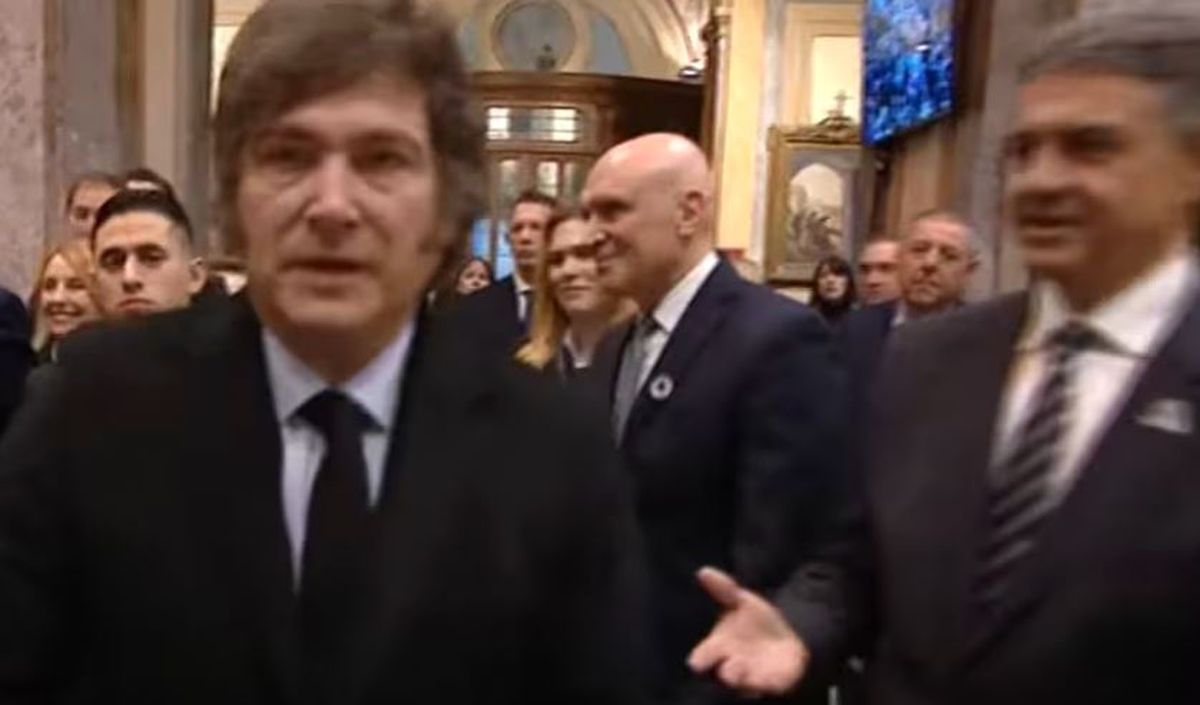 El presidente Javier Milei le negó el saludo al jefe del Gobierno porteño, Jorge Macri, durante el Tedeum del 25 de Mayo. El presidente Javier Milei le negó el saludo al jefe del Gobierno porteño, Jorge Macri, durante el Tedeum del 25 de Mayo.