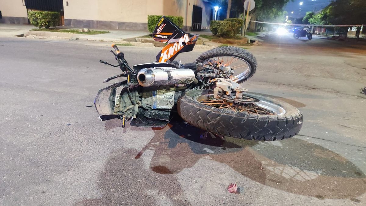 El motociclista de 23 años chocó contra un árbol y su moto quedó a varios metros de distancia tras el accidente. El motociclista de 23 años chocó contra un árbol y su moto quedó a varios metros de distancia tras el accidente.
