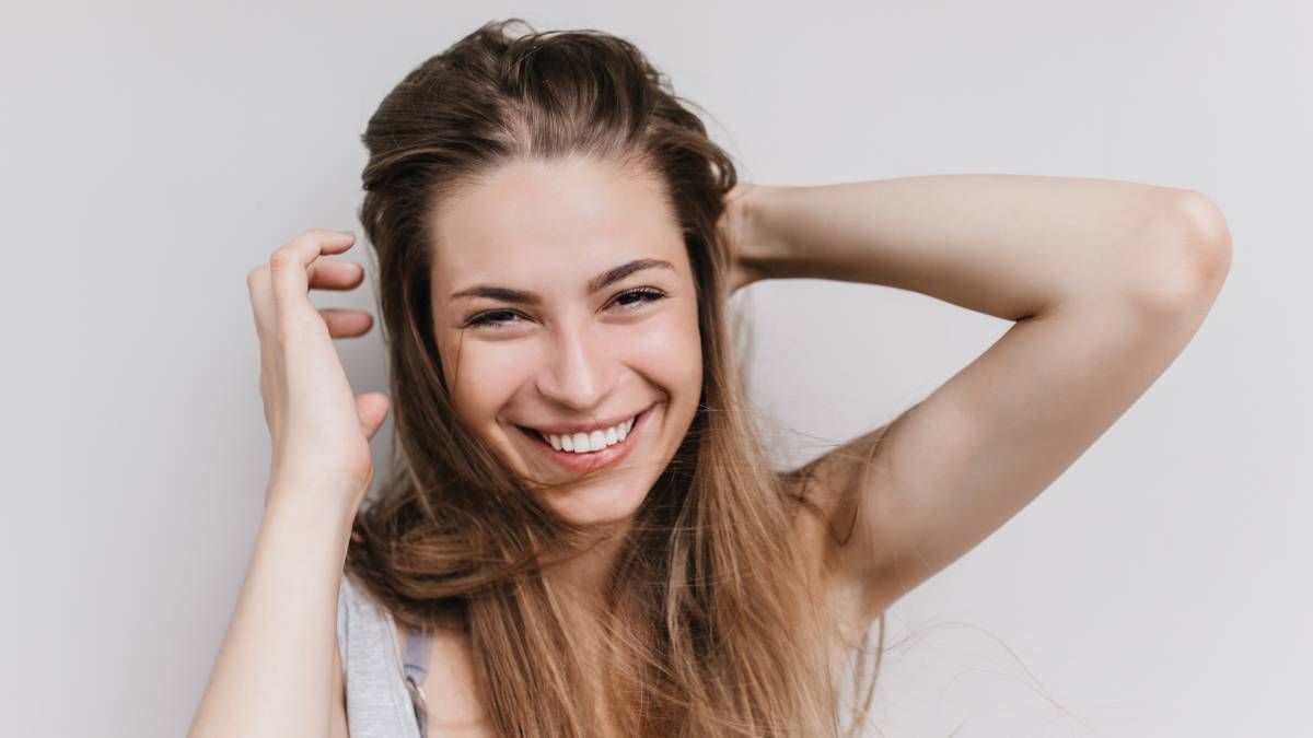 Cómo eliminar la caspa de manera natural en 5 minutos