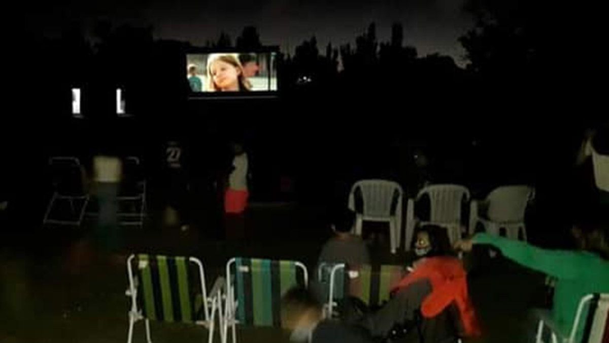 La pandemia lo hizo. Volvió el cine al aire libre a Mendoza, una modalidad que se había perdido hacía mucho. Está en Las Catitas, Santa Rosa, y es parte de un emprendimiento de tres amigos, en un predio que incluye actividades deportivas y gastronomía