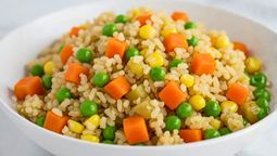 El arroz primavera es una de las recetas más sabrosas, coloridas frescas para los días de calor.