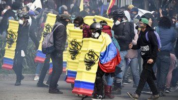 Enfrentamientos,entre manifestantes y policias  el paro nacional en Colombia