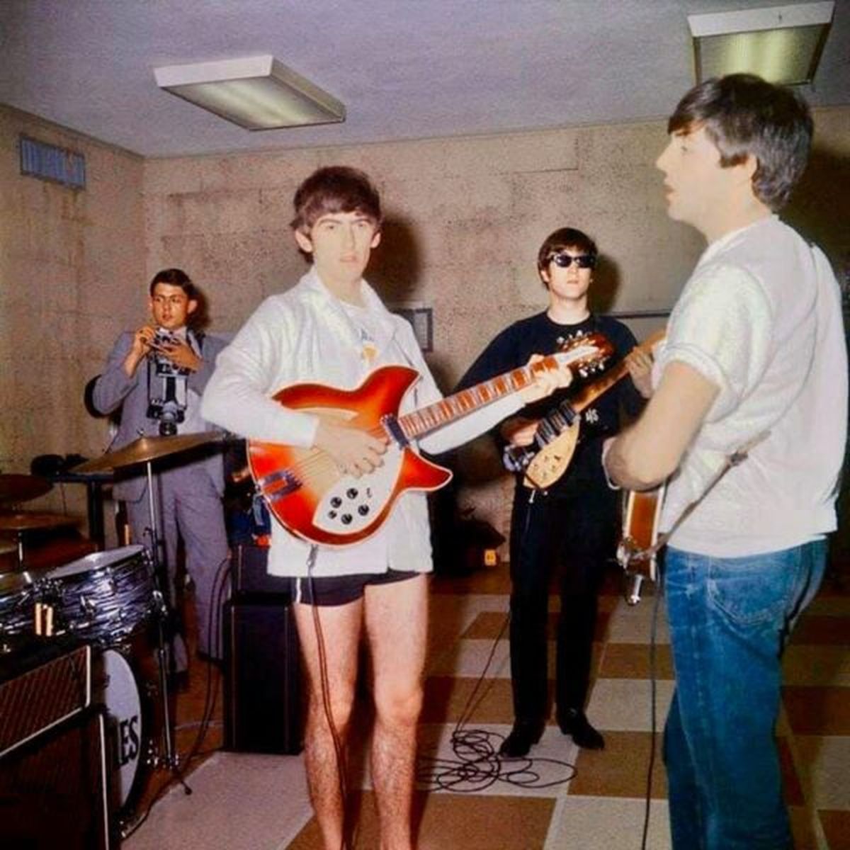 Los Beatles fueron uno de los muchos famosos que se aojaron en este hotel. Los Beatles fueron uno de los muchos famosos que se aojaron en este hotel.