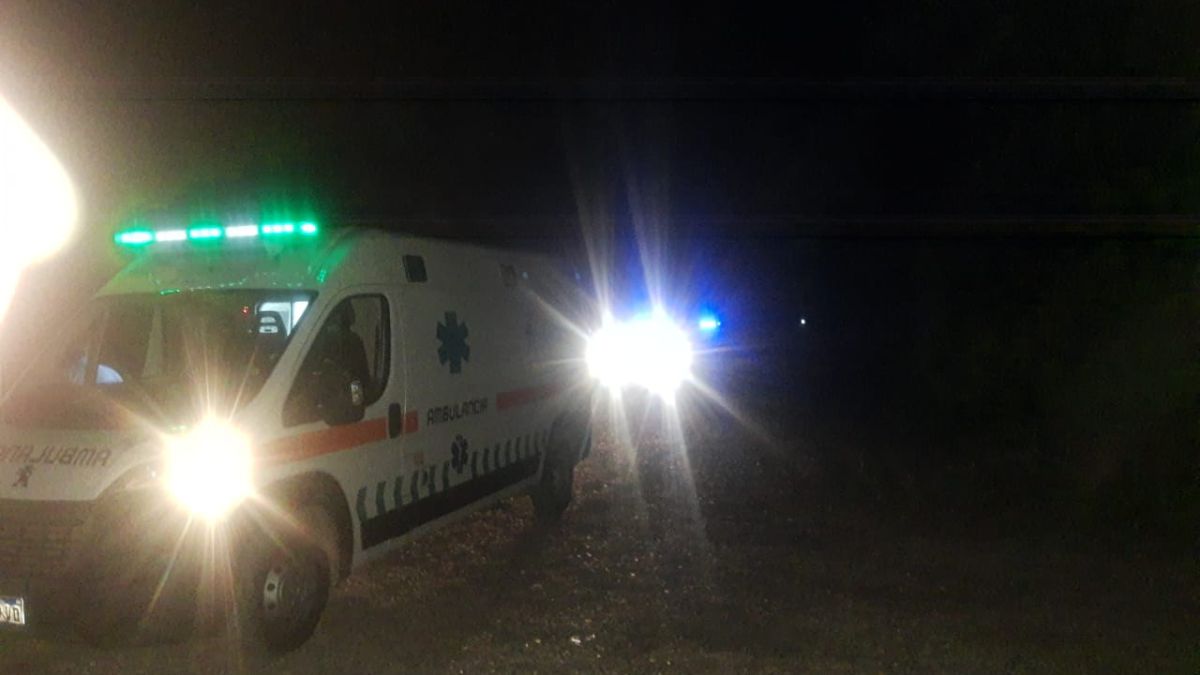 Una ambulancia del SEC acudió al llamado al 911 que avisaba del triste accidente del nene de dos años en la finca Rivera, de Nueva California. (Imagen ilustrativa)