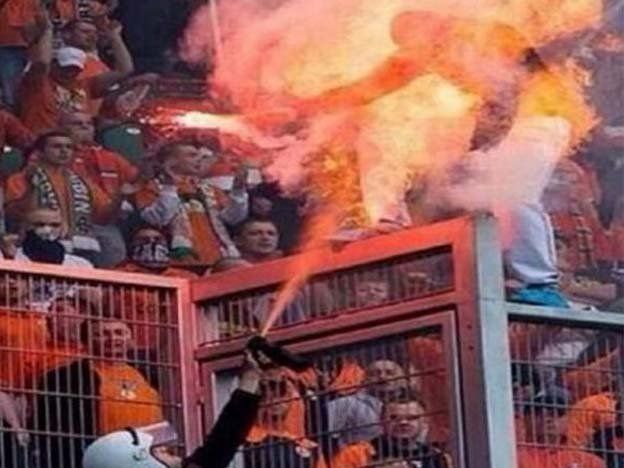 Polonia: un policía prendió fuego a un hincha en la tribuna