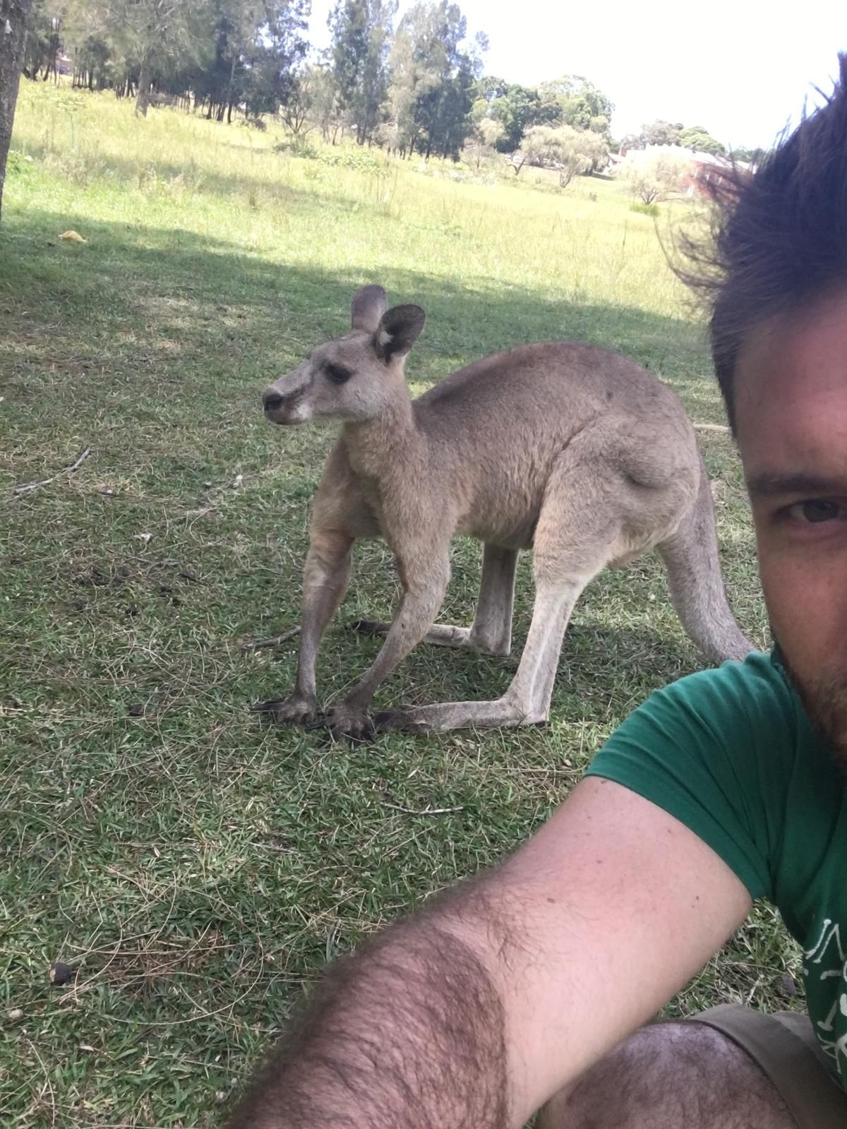 El mendocino, diseñador de juegos de mesa y cocinero, se toma una selfie con un canguro, animal típico de Australia. El mendocino, diseñador de juegos de mesa y cocinero, se toma una selfie con un canguro, animal típico de Australia.