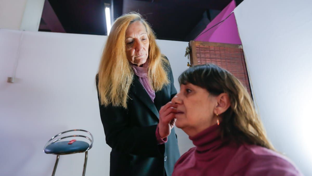 Olga maquilla a los clientes porque, dice, la foto debe quedar perfecta. Olga maquilla a los clientes porque, dice, la foto debe quedar perfecta.