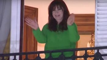 Cristina Kirchner, ya con tobillera electrónica, volvió a salir al balcón a saludar a la militancia