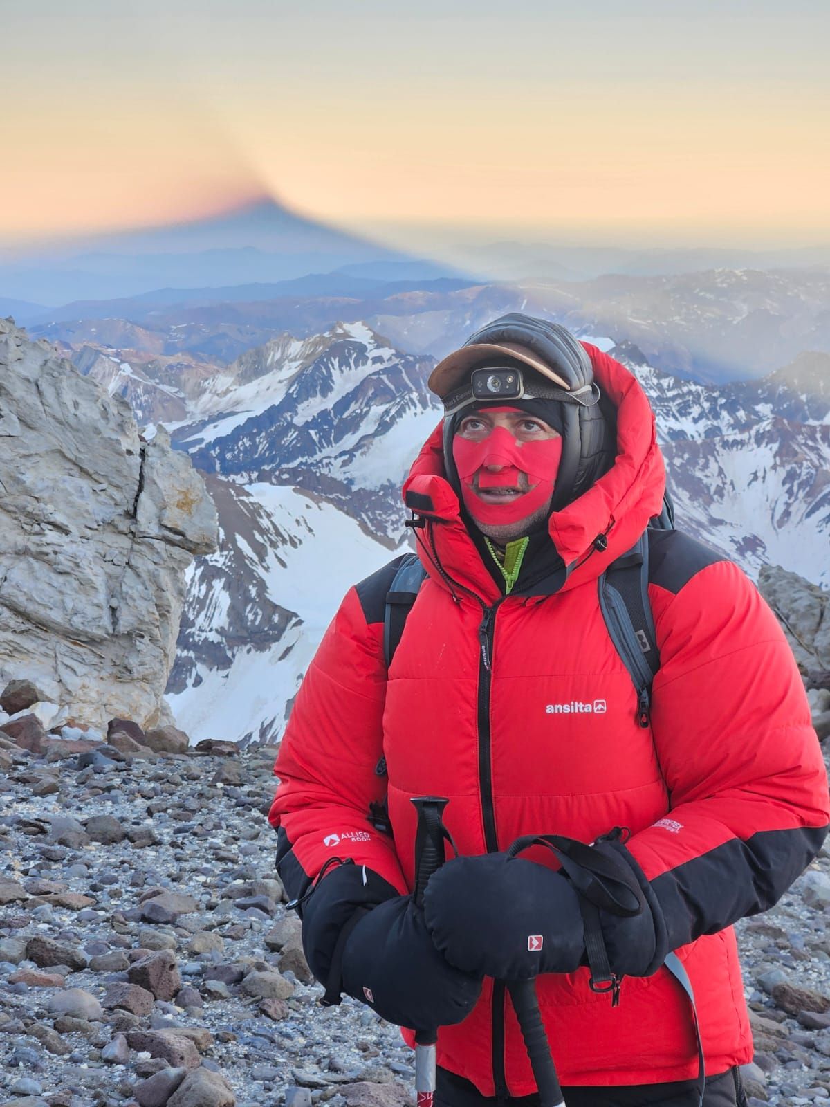 Gerardo Tejeda y la sombra del Aconcagua de fondo, reflejada en el cielo. Gerardo Tejeda y la sombra del Aconcagua de fondo, reflejada en el cielo.