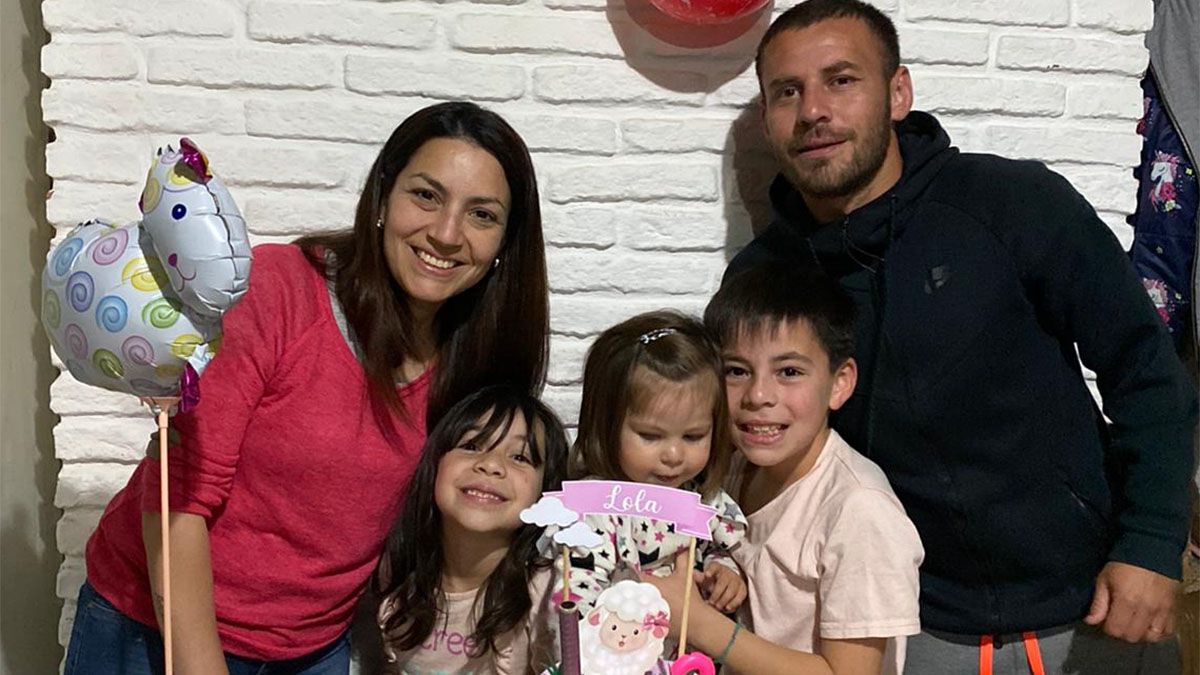 Gonzalo Díaz posa en la foto con su esposa y sus hijos,