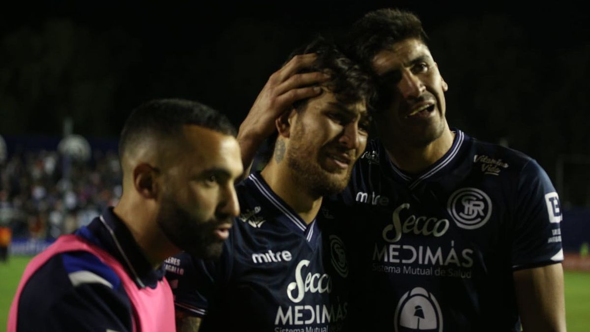 Mauricio Asenjo y Matías Quiroga fetejando en el final del partido.