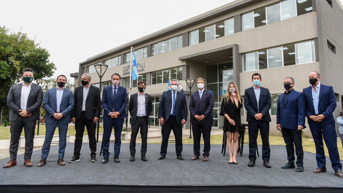 Inauguración de obras. Alberto Fernández junto a un extensa comitiva oficial.