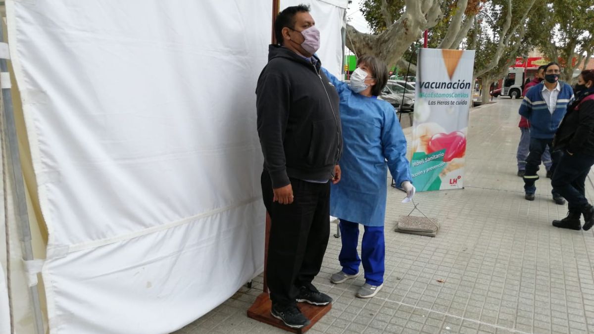 Vacunación: en una plaza de Las Heras emiten certificados de obesidad