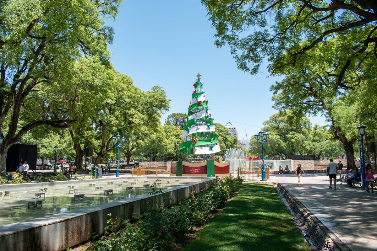 Uno de los árboles de Navidad que instaló la Ciudad de Mendoza está en la plaza Independencia.