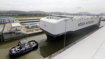 El portavehículos más grande del mundo cruzó por el Canal de Panamá