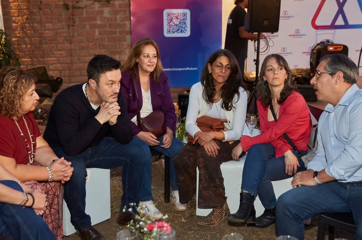El diputado nacional de La Libertad Avanza, Luis Petri, quien aspira a dar la pelea por la gobernación en el 2027, se reunió con unos 200 docentes en la sede de su fundación en Ciudad.&nbsp;