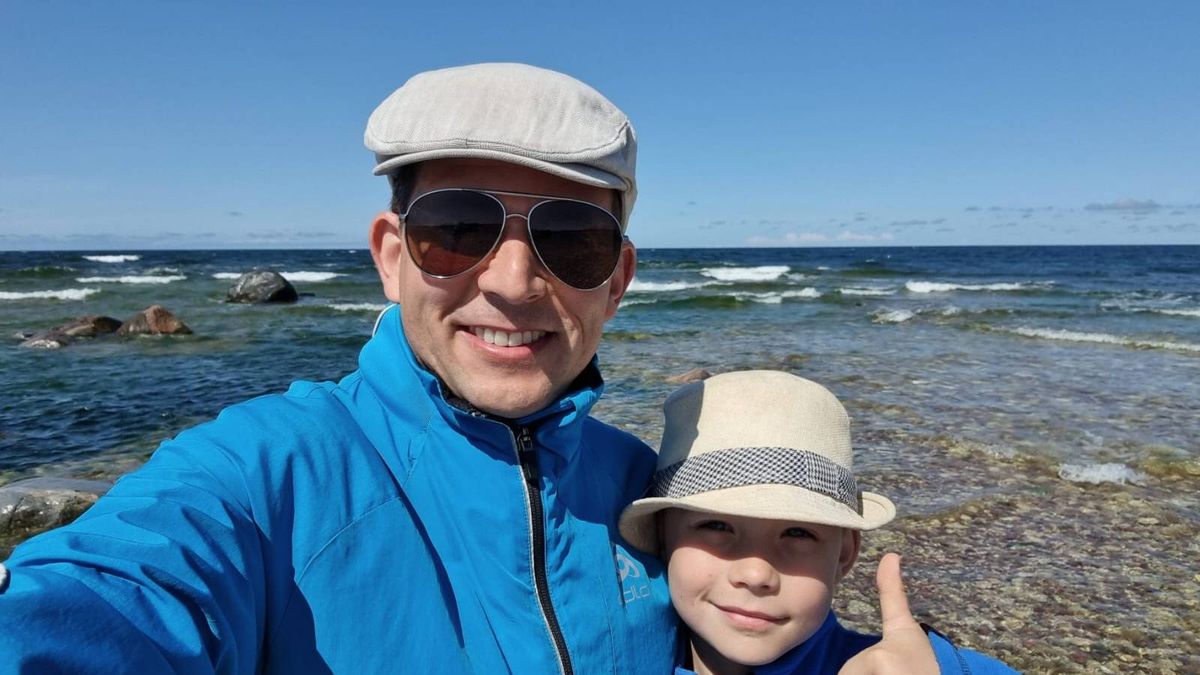 Luis Felipe Mohando junto a su hijo en la costa del Mar Báltico. Luis Felipe Mohando junto a su hijo en la costa del Mar Báltico.