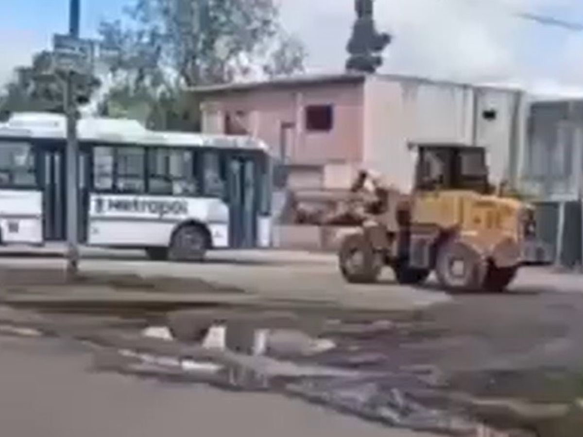Un hombre enloqueció y destruyó tres colectivos con una pala mecánica
