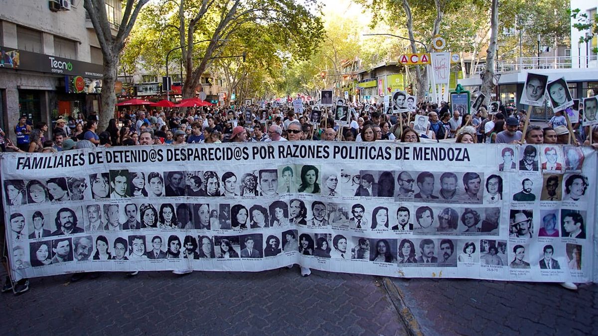 Día de la Memoria en Mendoza. (Foto Axel Lloret/UNO). Día de la Memoria en Mendoza. (Foto Axel Lloret/UNO).