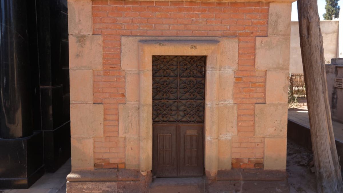 Otra de la forma de reconocer que se trata de la tumba de un masón, es que su diseño es sobrio. Otra de la forma de reconocer que se trata de la tumba de un masón, es que su diseño es sobrio.