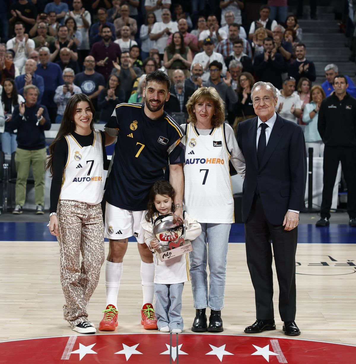 Facundo Campazzo junto a su madre, esposa e hija, recibió el premio de manos del presidente del Real Madrid. Facundo Campazzo junto a su madre, esposa e hija, recibió el premio de manos del presidente del Real Madrid.