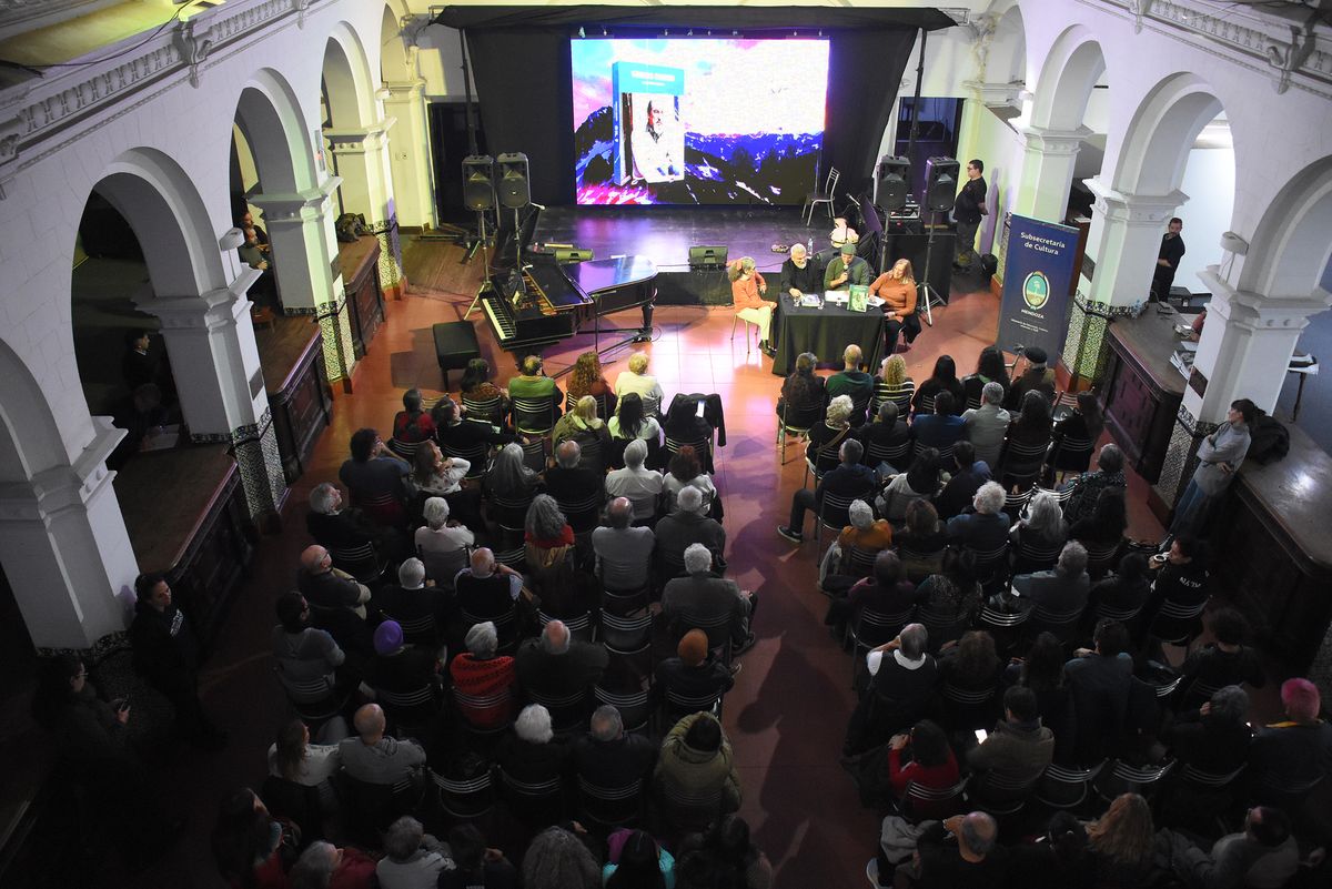 En la sala Elina Alba se presentó el jueves el libro En la sala Elina Alba se presentó el jueves el libro