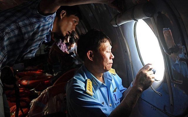 Seis helicópteros, 18 barcos y 29 aviones para encontrar a la aeronave de Malaysia