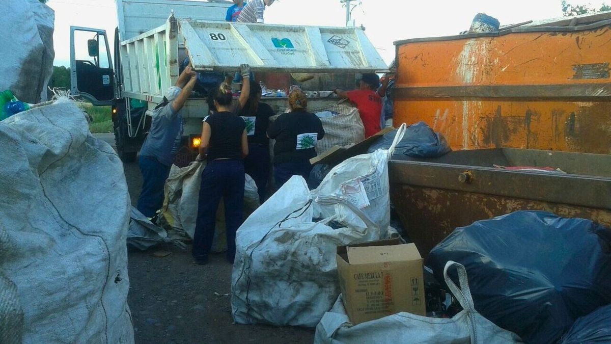 Daiana, de espaldas, en el centro, trabajando duro como siempre. Daiana, de espaldas, en el centro, trabajando duro como siempre.