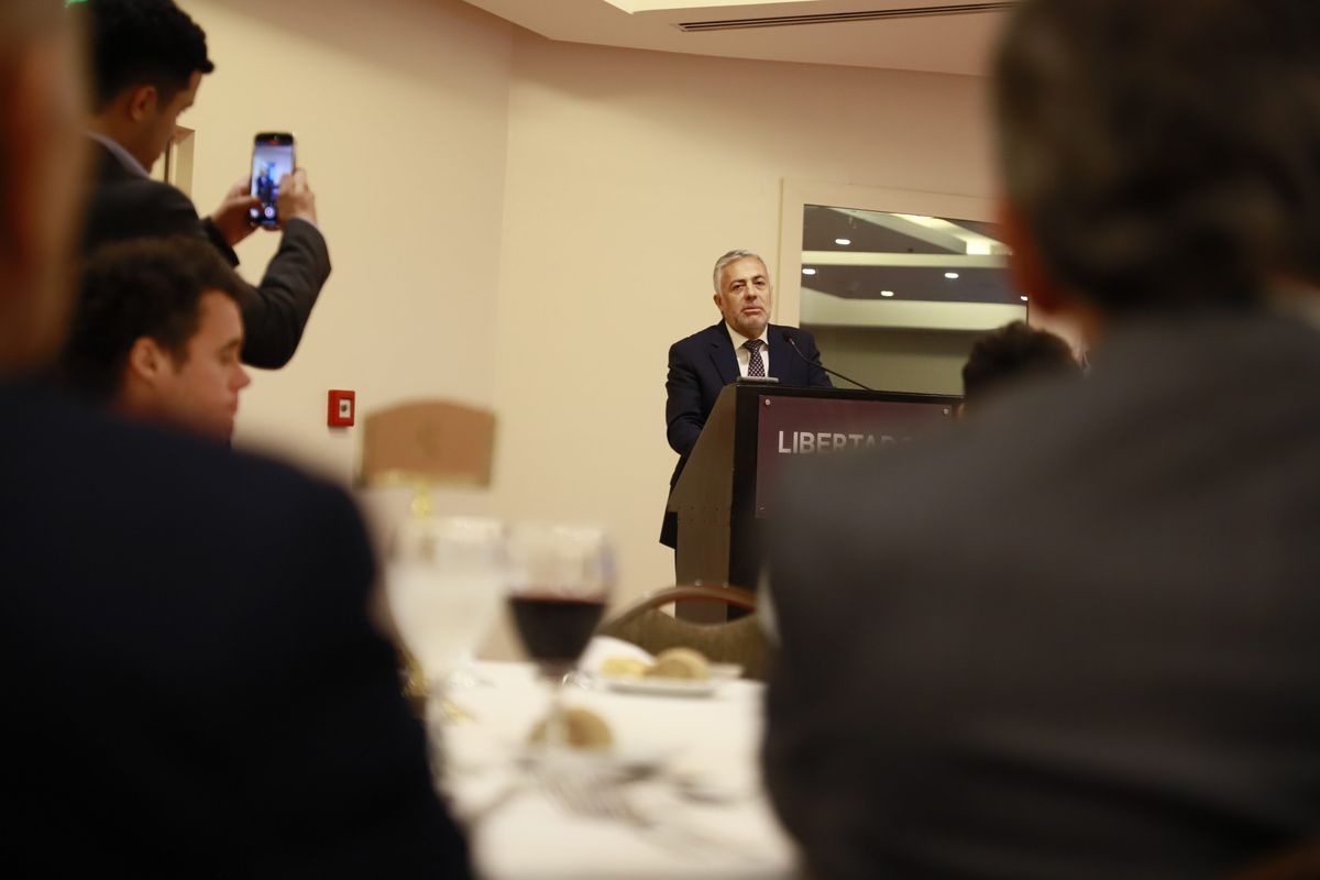 Alfredo Cornejo disertó ante empresarios petroleros en el club del Petróleo. Alfredo Cornejo disertó ante empresarios petroleros en el club del Petróleo.