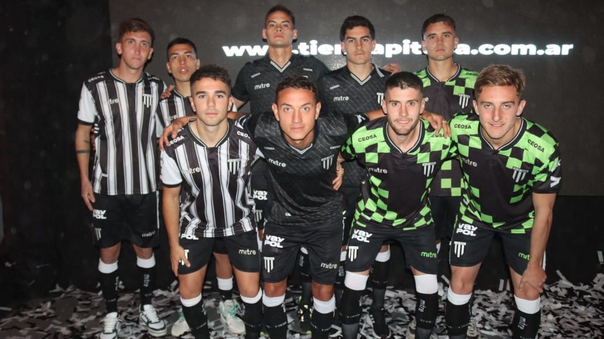 Los jugadores de Gimnasia y Esgrima mostraron los diseños de la nueva camiseta, en un evento que tuvo mucha convocatoria. Los jugadores de Gimnasia y Esgrima mostraron los diseños de la nueva camiseta, en un evento que tuvo mucha convocatoria.