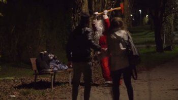 Humor: un Papá Noel psicópata aterroriza las calles de Italia