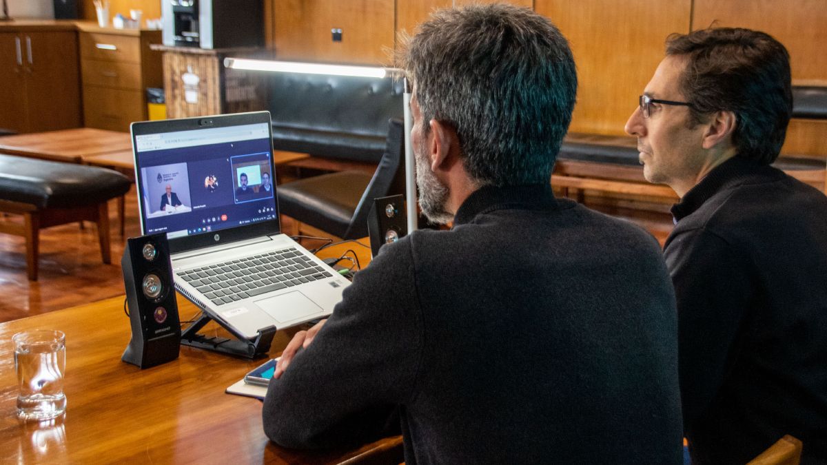 En la videoconferencia entre Ulpiano Suarez y el ministro Ferraresi, el intendente estuvo acompañado por su secretario de desarrollo urbano, Juan Manuel Filice.