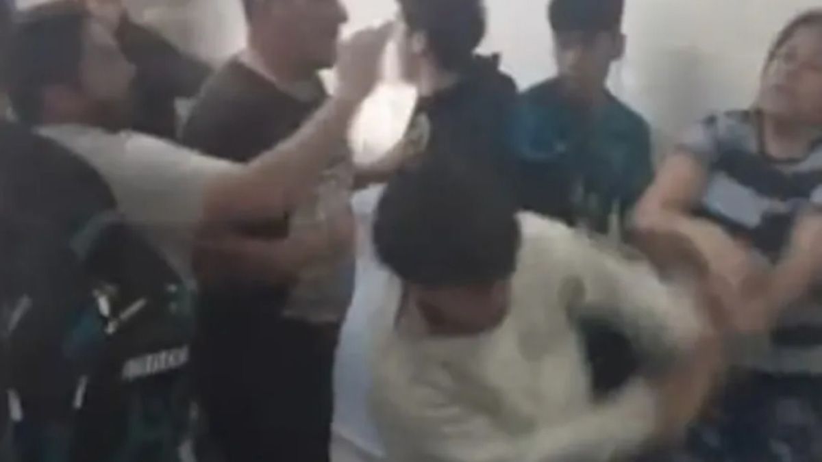 La mujer ingresó al aula de una escuela de Río Negro y atacó a un compañero de su hijo a quien acusó de haberle bullying