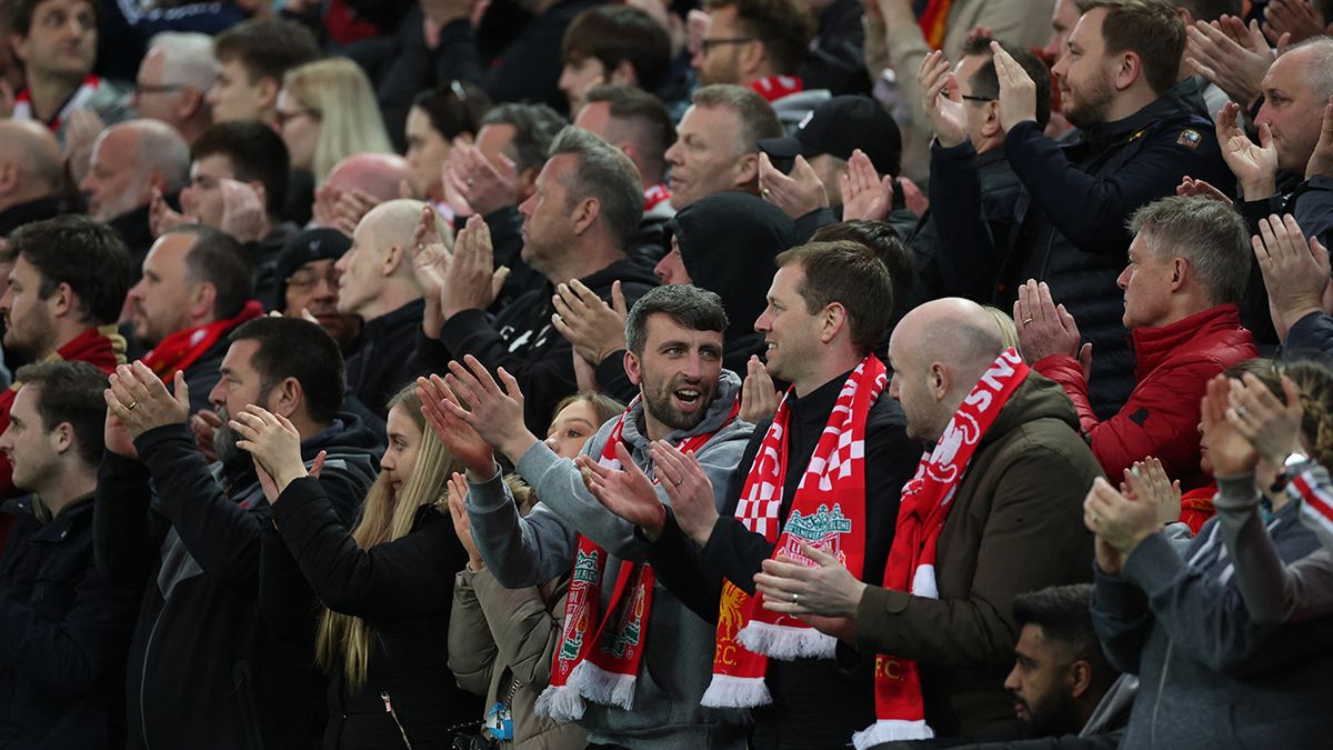 Los hinchas de Liverpool y Manchester United apoyaron a Cristiano Ronaldo