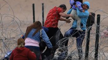 Gobernador de Texas ofreció un terreno para instalar 4.000 celdas para inmigrantes ilegales