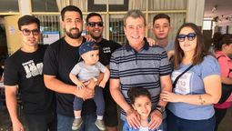 Adolfo Bermejo junto a sus hijos Emanuel, Rodrigo, Martín, Álvaro y Valentina, y a sus nietos Delfina y Joaquín, en una elección anterior