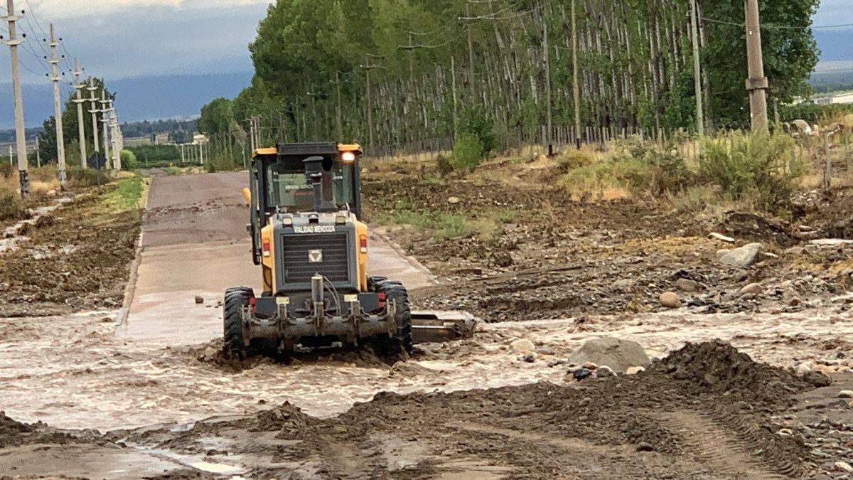 Personal de Vialidad trabajando en la zona de la ruta 90 de Tunuyán afectada por las lluvias.