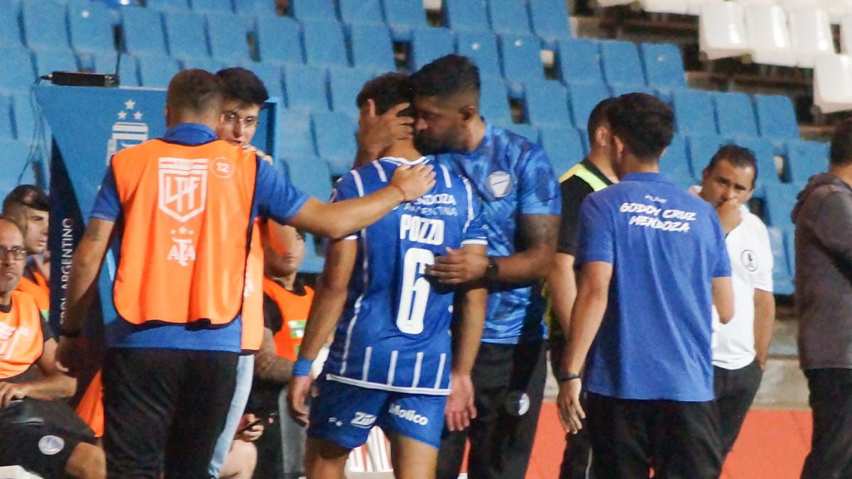Nicolás Olmedo el ayudante de campo de Daniel Oldrá lo consuela a Tomás Pozzo que se fue llorando, tras salir lesionado ante Unión. Nicolás Olmedo el ayudante de campo de Daniel Oldrá lo consuela a Tomás Pozzo que se fue llorando, tras salir lesionado ante Unión.