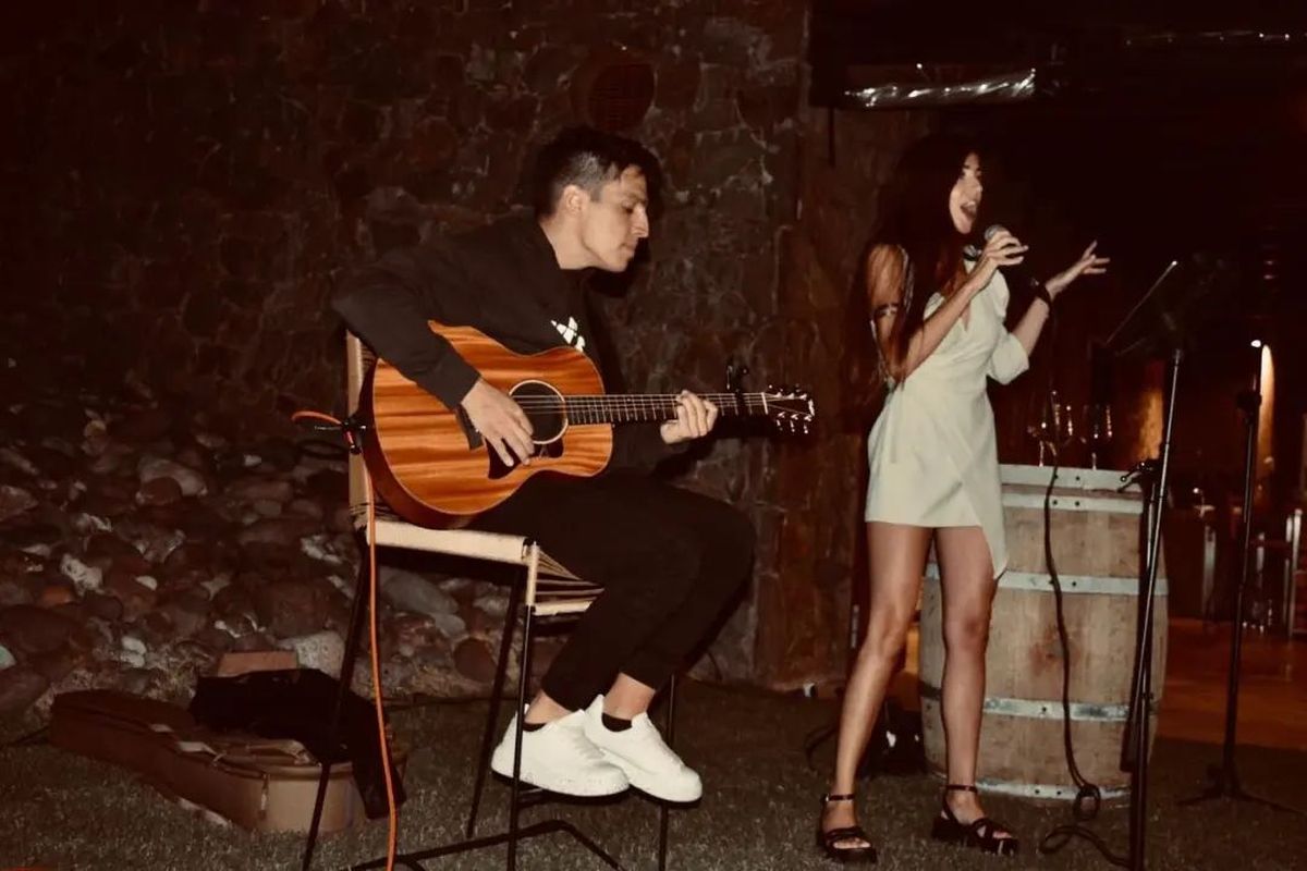 Su primer show fue a los 19 años, de casualidad, en la bodega Chandon. Desde ese momento que no para de actuar y de componer. Su primer show fue a los 19 años, de casualidad, en la bodega Chandon. Desde ese momento que no para de actuar y de componer.