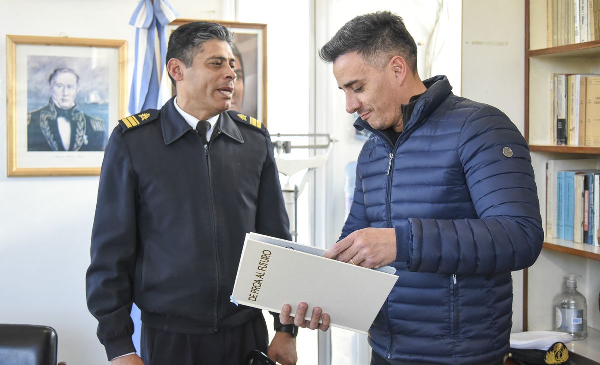 El intendente de Guaymallén, Marcos Calvente, y el contraalmirante Juan Carlos Romay firmando el acuerdo. Foto: Prensa de Guaymallén.