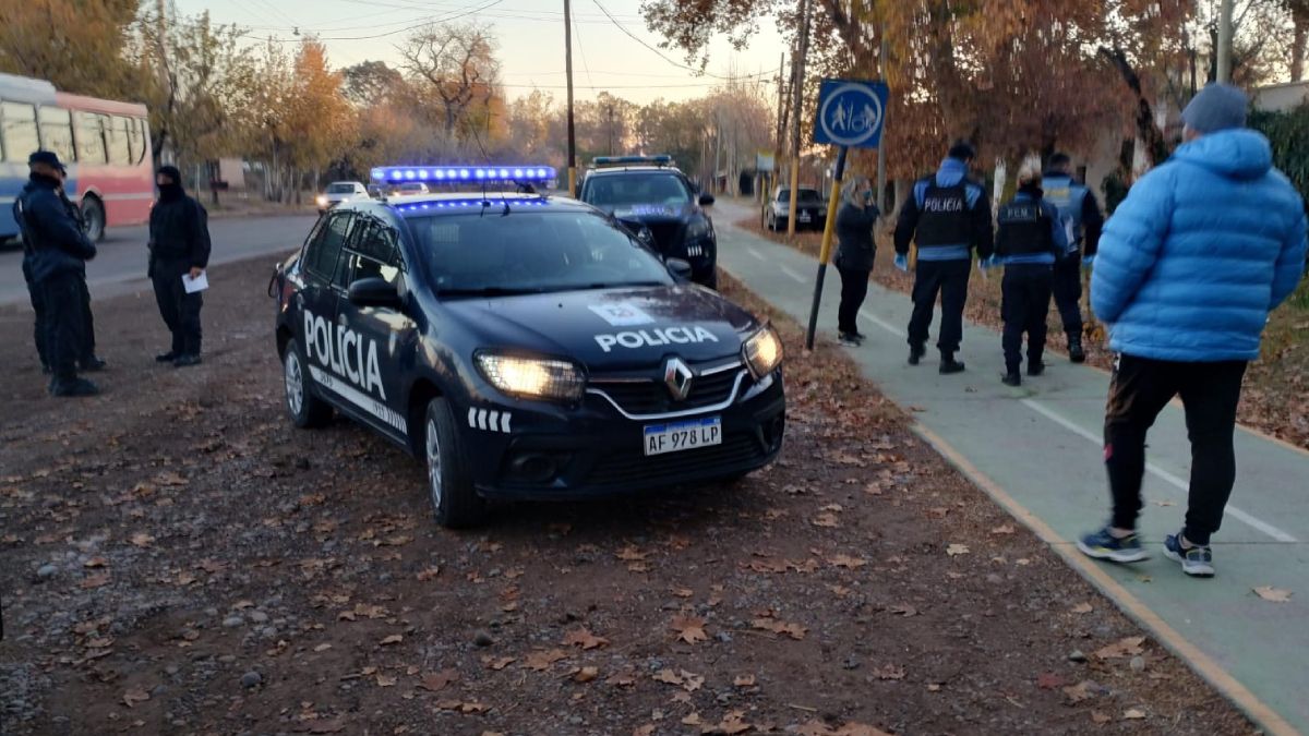La Policía trabajando en la escena en la que un vecino de Luján&nbsp; abatió a un ladrón.