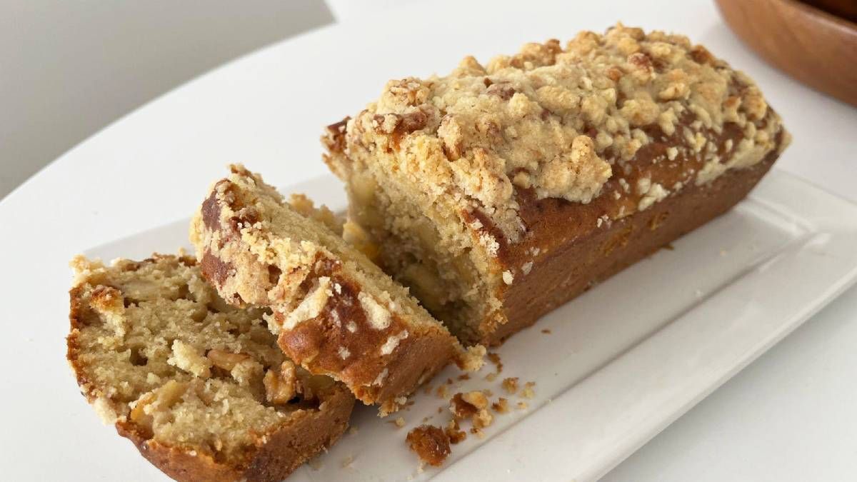 Recetas: budín de manzana con crocante de azúcar. Foto: gentileza recetasgratis.