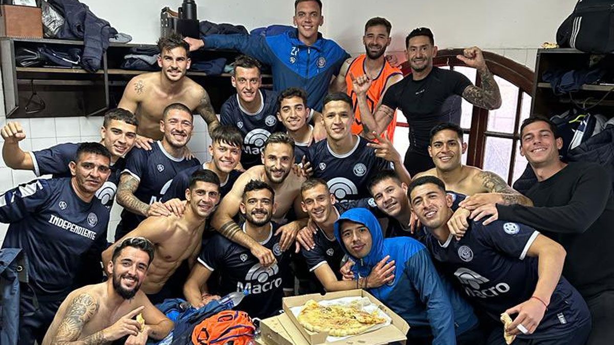 Los jugadores de Independiente Rivadavia festejaron como nunca el triunfo ante Villa Dálmine. Foto: gentileza Diego Tonetto.