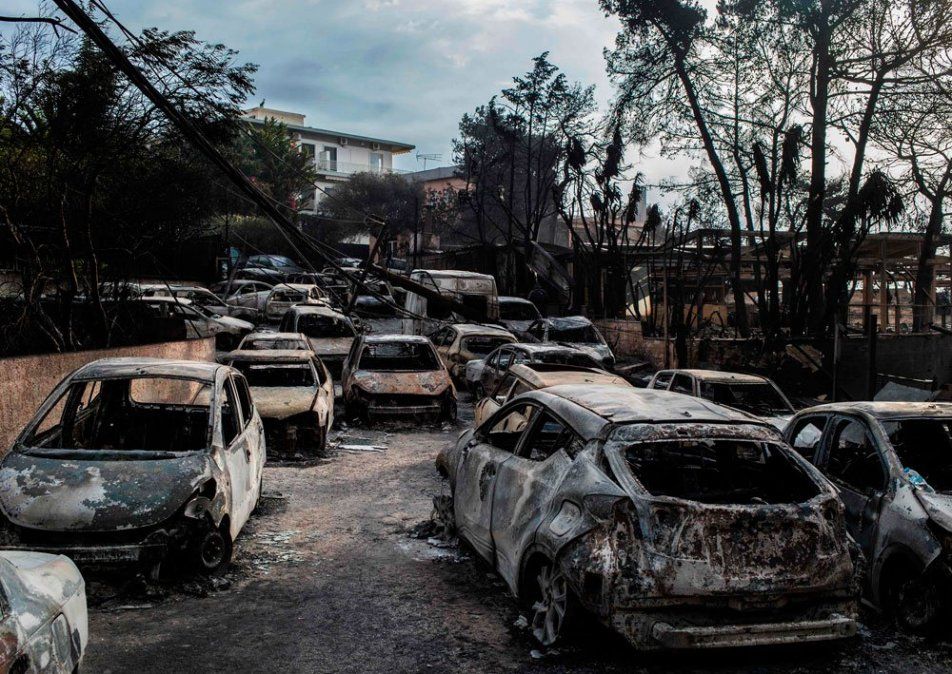 El incendio más letal de Grecia: 81 muertos y familiares desesperados