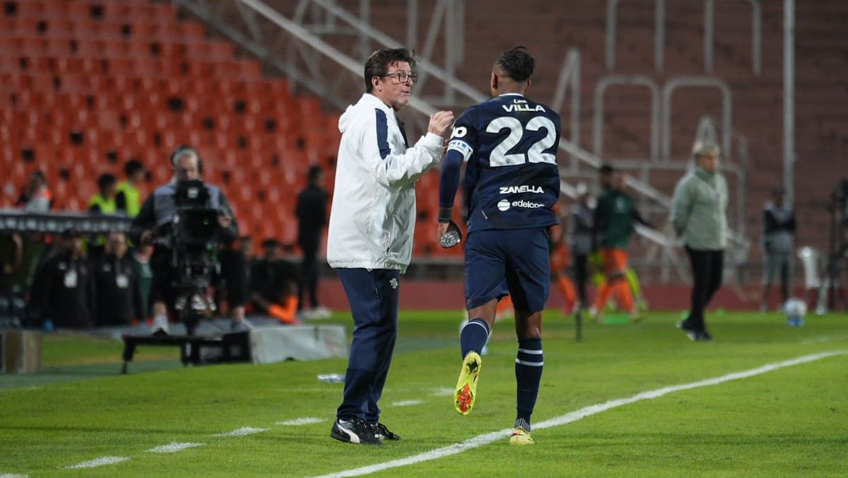 Alfredo Berti con el colombiano Villa en el partido Independiente Rivadavia 4 - La Guaira 1 por la Copa Libertadores. Alfredo Berti con el colombiano Villa en el partido Independiente Rivadavia 4 - La Guaira 1 por la Copa Libertadores.