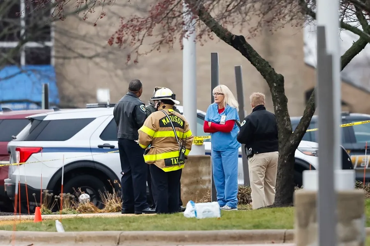 Vista de la emergencia generada por un tiroteo en la escuela Abundant Life, en Madison, Wisconsin en Estados Unidos, este 16 de diciembre de 2024. Crédito: EFE/Jeffrey Phelps.