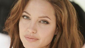 Angelina en un viaje humanitario