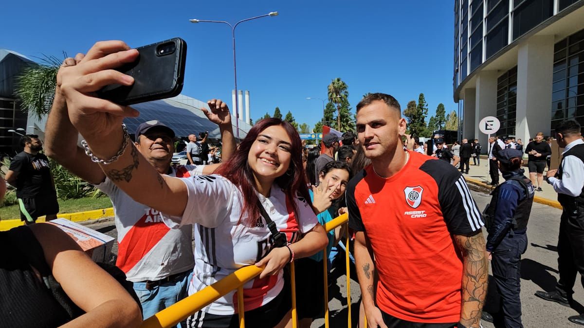 Los jugadores de River, que juegan este viernes un partido amistoso con Independiente Rivadavia, se prestaron amablemente a firmar autógrafos y sacarse selfies con sus admiradoras. Los jugadores de River, que juegan este viernes un partido amistoso con Independiente Rivadavia, se prestaron amablemente a firmar autógrafos y sacarse selfies con sus admiradoras.