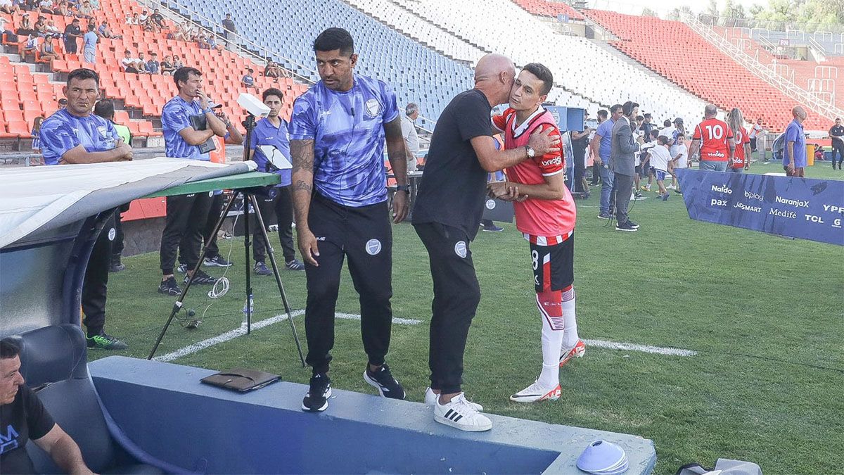 El Gato Oldrá es saludado por Fernando Zuqui. Muy cerca está Nicolás Olmedo, ayudante de campo del DT de Godoy Cruz. El Gato Oldrá es saludado por Fernando Zuqui. Muy cerca está Nicolás Olmedo, ayudante de campo del DT de Godoy Cruz.